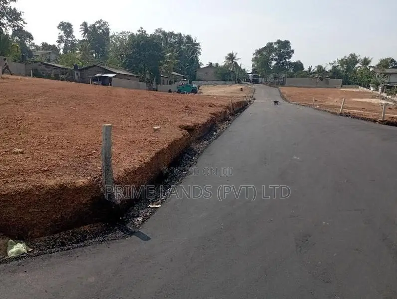 වටිනා ඉඩමක් ගෙවන්න ගන්න පානදුරට ලඟින්