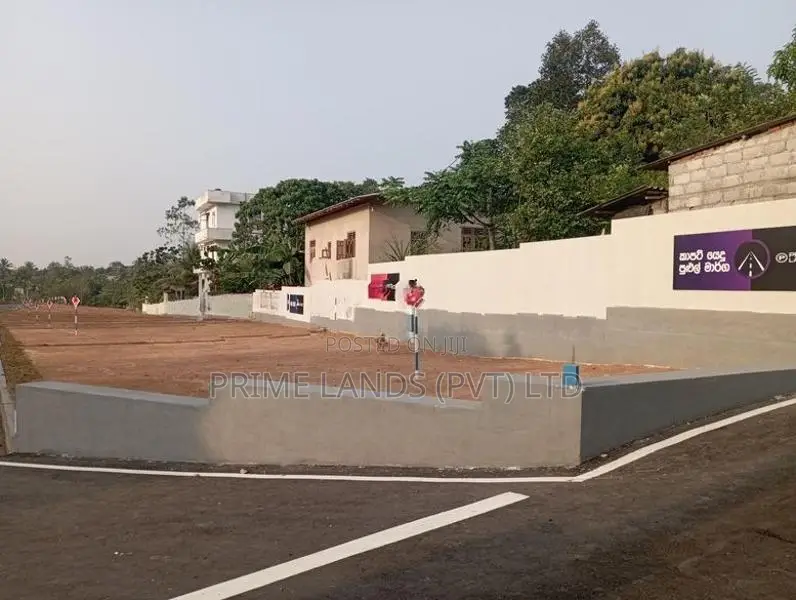 පිලියන්දල කෝරලඉම බස් පාරට මුහුණලා නිරවුල් ඉඩමක්