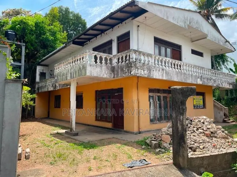 13.4 Perches - Old Single Storied House For Sale in Palawatta