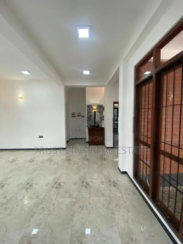 Three Story Brand New House For Sale In Enderamulla Wattala