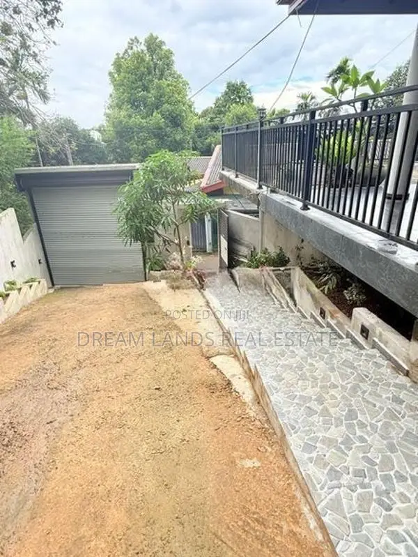 Stand a lone newly build house for sale in Dunuwilla kandy