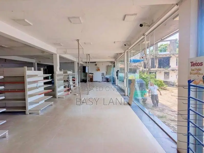 🏢 වේයන්ගොඩ නගර මධ්‍යයෙන් සුපිරි වාණිජ දේපළක් / KM 12311