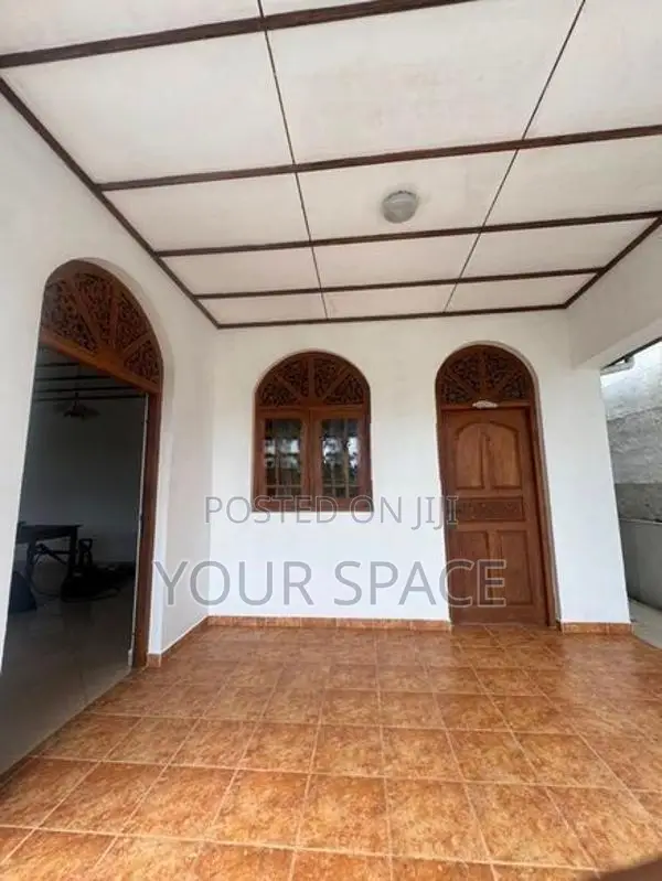 Upstairs House for Rent in Koswatte