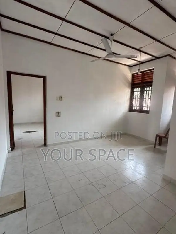 Upstairs House for Rent in Koswatte