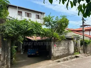 අඩි 20 පාරට මුහුනලා තෙමහල් නිවස හා කඩ කාමරය විකිණීමට / KK 14772