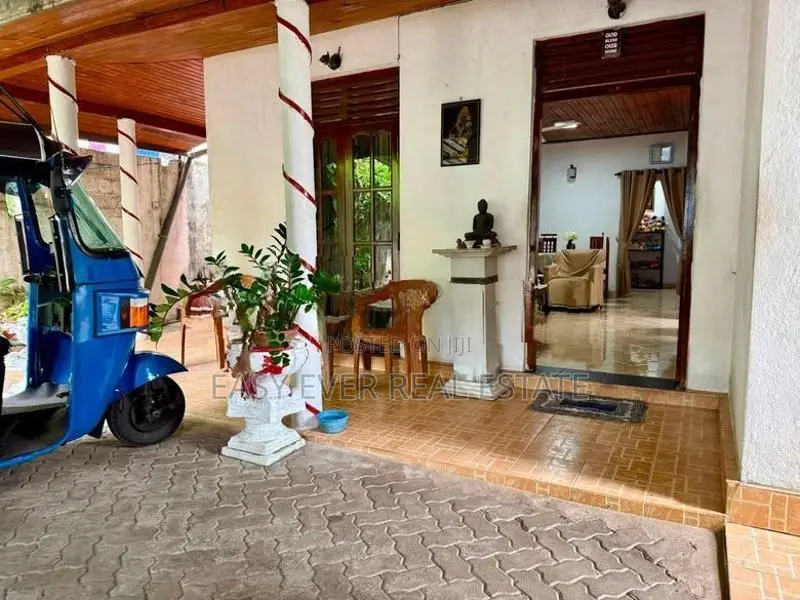අඩි 20 පාරට මුහුනලා තෙමහල් නිවස හා කඩ කාමරය විකිණීමට / KK 14772
