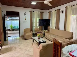 අඩි 20 පාරට මුහුනලා තෙමහල් නිවස හා කඩ කාමරය විකිණීමට / KK 14772