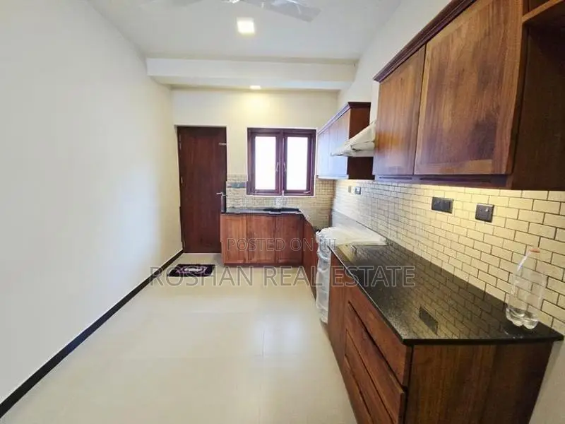 LUXURY HOUSE WITH GARDEN FOR RENT COLOMBO 5 CH2826