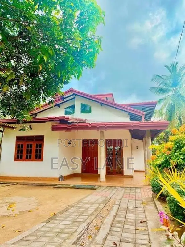 ​අතුරුගිරිය කඩුවෙල ප්‍රධාන මාර්ගය පෙනෙන දුරින් නිවසක් විකිනීමට /RU 155
