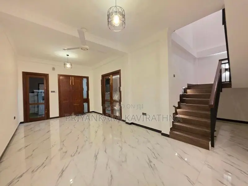 Luxury House For Sale in Gonapola