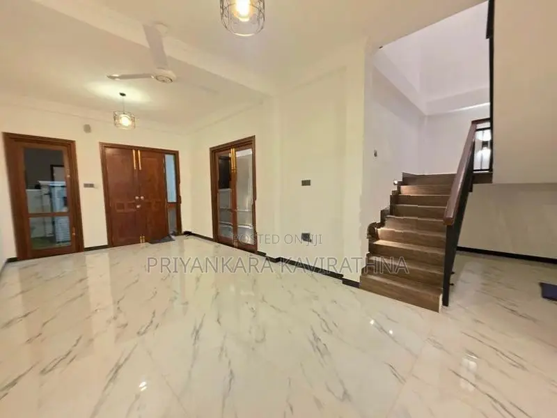 Luxury House For Sale in Gonapola