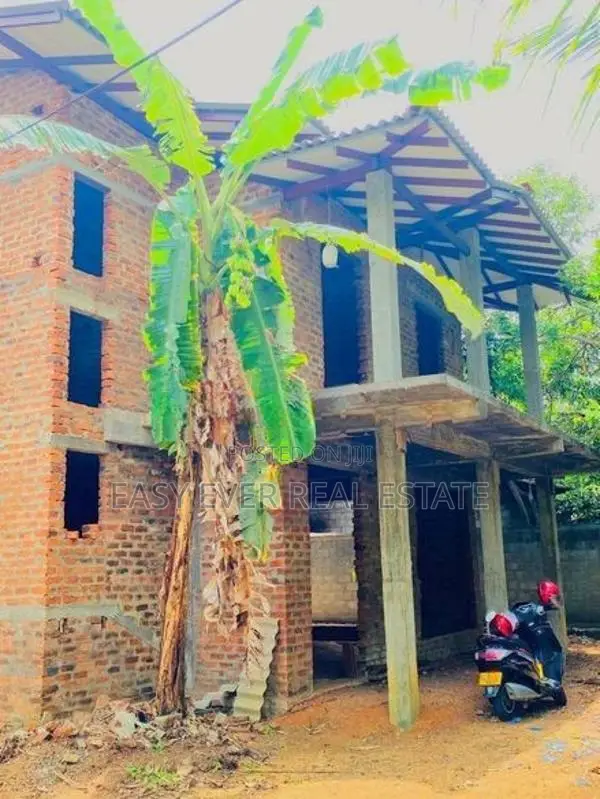 Kotadeniyawa අඩක් නිම කළ දෙමහල් නිවසක් / UP 12848