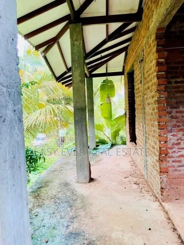 Kotadeniyawa අඩක් නිම කළ දෙමහල් නිවසක් / UP 12848