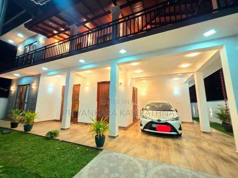 උසස්ම ප්‍රමිතියෙන් ඉදිකළ අලංකාර අලුත්ම දෙමහල් නිවස විකිනීමට - පානදුර
