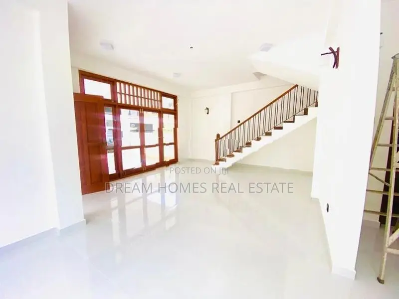 Gated community 5-Bedroom House for Sale in Piliyandala
