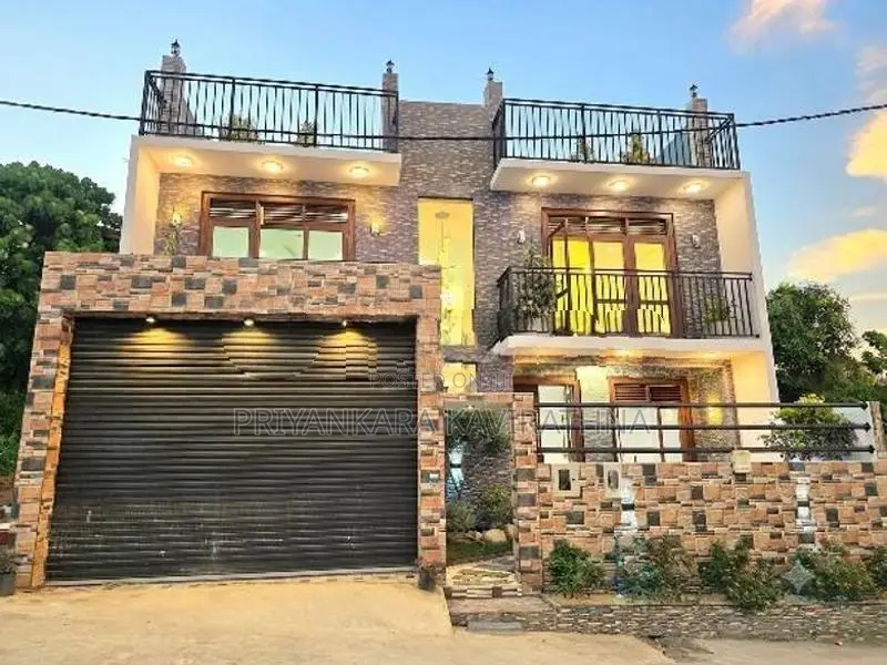 Uncommon Mordern 3 Storied House - Kahatuduwa
