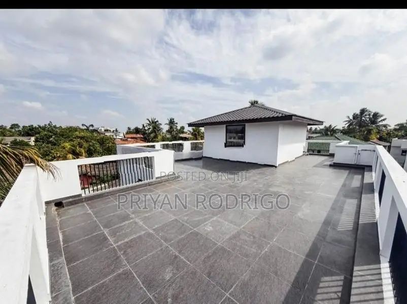 Mount Lavinia 3 Storied 05 BR Large House on 11 Perches of Land for Sa