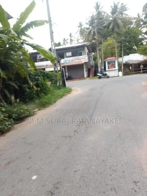රද්දොලුව මුතුවාඩියෙන් වටින ඉඩමක්
