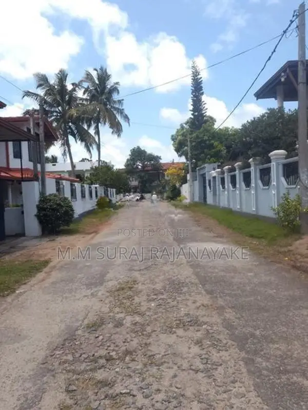 ජා- ඇල - ඒකල අවටින් වටින ඉඩමකි.