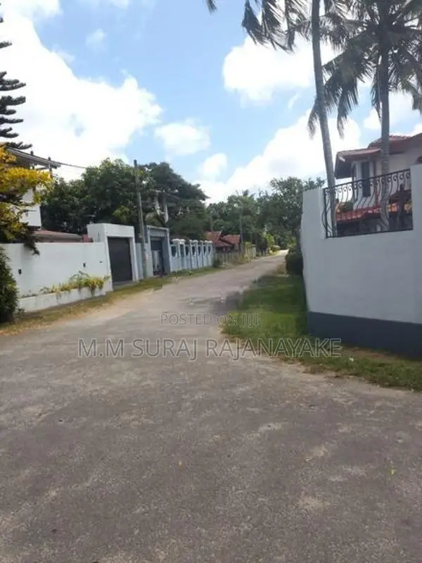 ජා- ඇල - ඒකල අවටින් වටින ඉඩමකි.