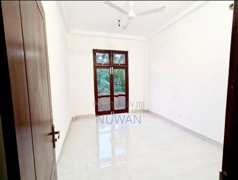 ( BAR4206) Upper floor house in Thalawathugoda