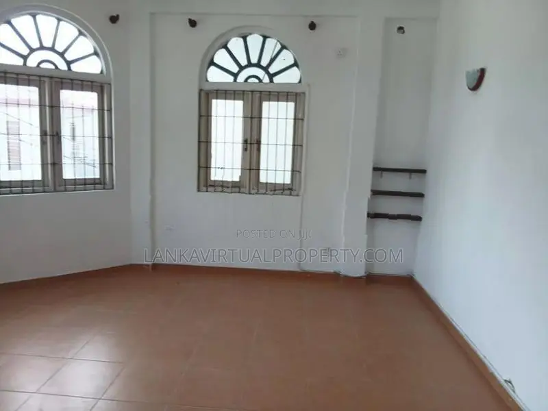 Moratuwa Dharmaratna Avenue 6 Bedooms House on 8 Perches Land for Sale