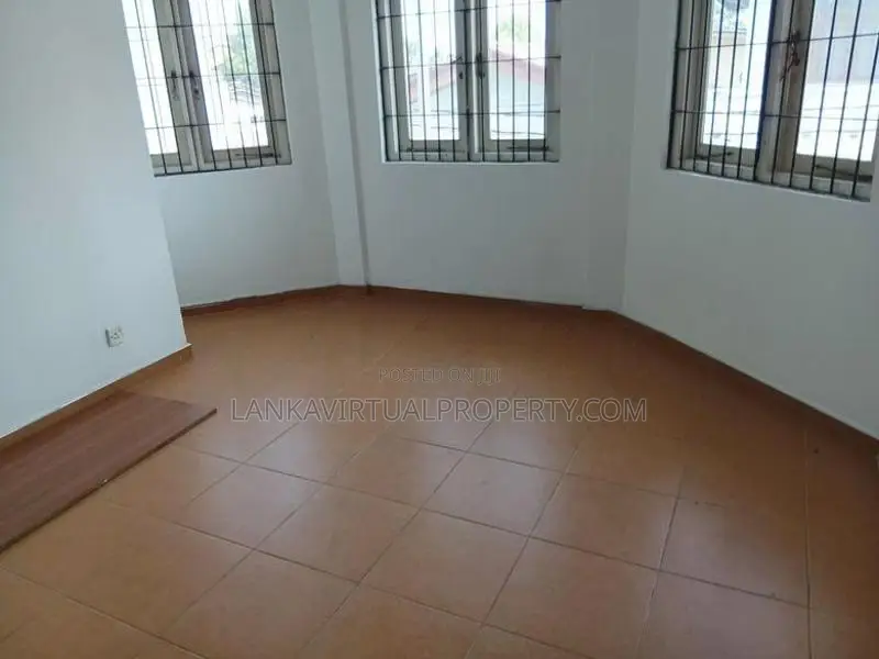 Moratuwa Dharmaratna Avenue 6 Bedooms House on 8 Perches Land for Sale
