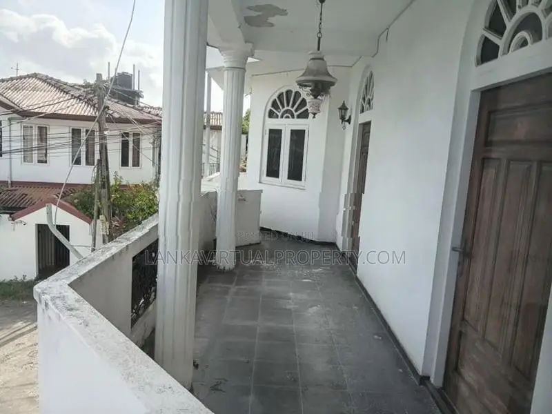 Moratuwa Dharmaratna Avenue 6 Bedooms House on 8 Perches Land for Sale