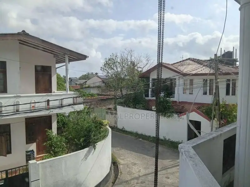 Moratuwa Dharmaratna Avenue 6 Bedooms House on 8 Perches Land for Sale