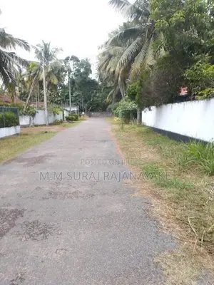 අඩක් නිම කරන ලද තට්ටු දෙකේ නිවසක් මීගමුවෙන් විකිණීමට ඇත.