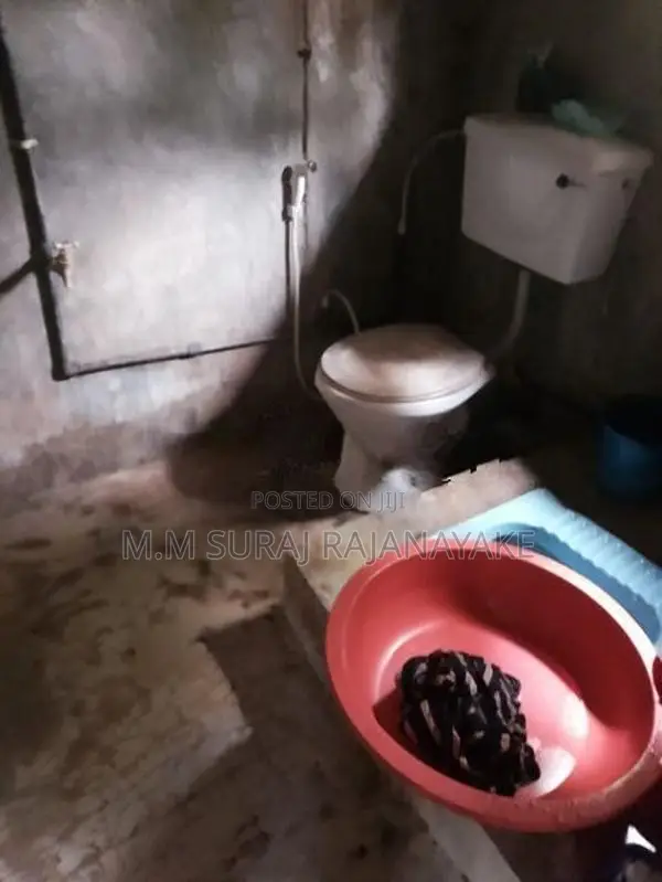 අඩක් නිම කරන ලද තට්ටු දෙකේ නිවසක් මීගමුවෙන් විකිණීමට ඇත.