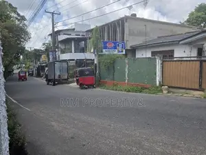 නිවස සමග වටිනා ඉඩම කිරිබත්ගොඩ හංදියෙන්ම