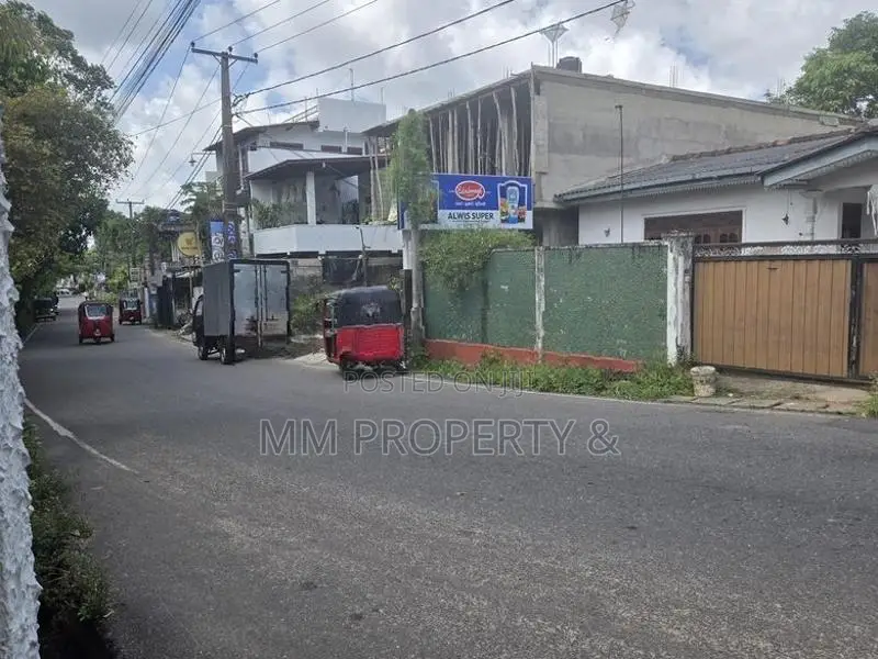 නිවස සමග වටිනා ඉඩම කිරිබත්ගොඩ හංදියෙන්ම