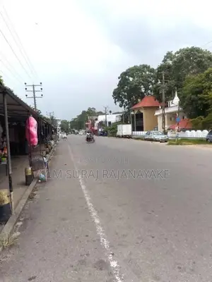 කටුනායකින් පර්චස් 9ක් විකිණීමට ඇත.
