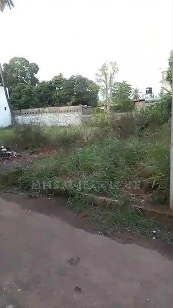 කටුනායකින් පර්චස් 9ක් විකිණීමට ඇත.