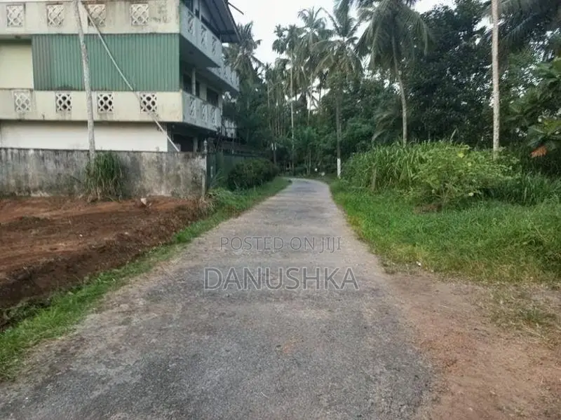 Land - Godagama 100m to main road