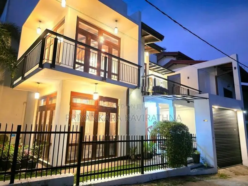 13 Perches / Bricks Walls Luxury 2 Storied House - Mattegoda