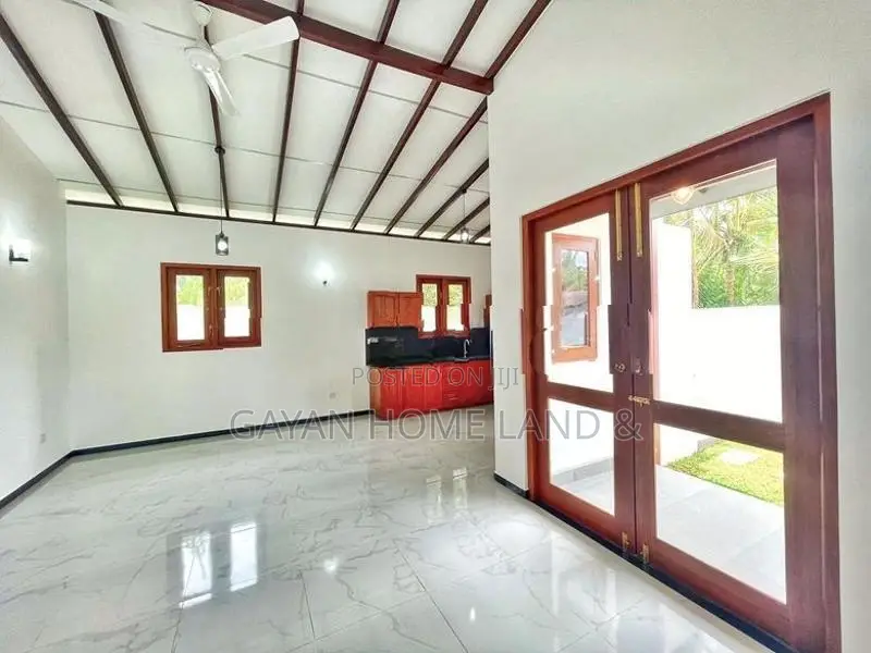 Brand New 9 Perch Single Storey Quality House in Polgasowita