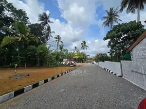 Gampaha Yakkala නගරයෙන් නුවර පාරට අතේ දුරින් වටිනා බිම් කොටස් කිහිපයක්