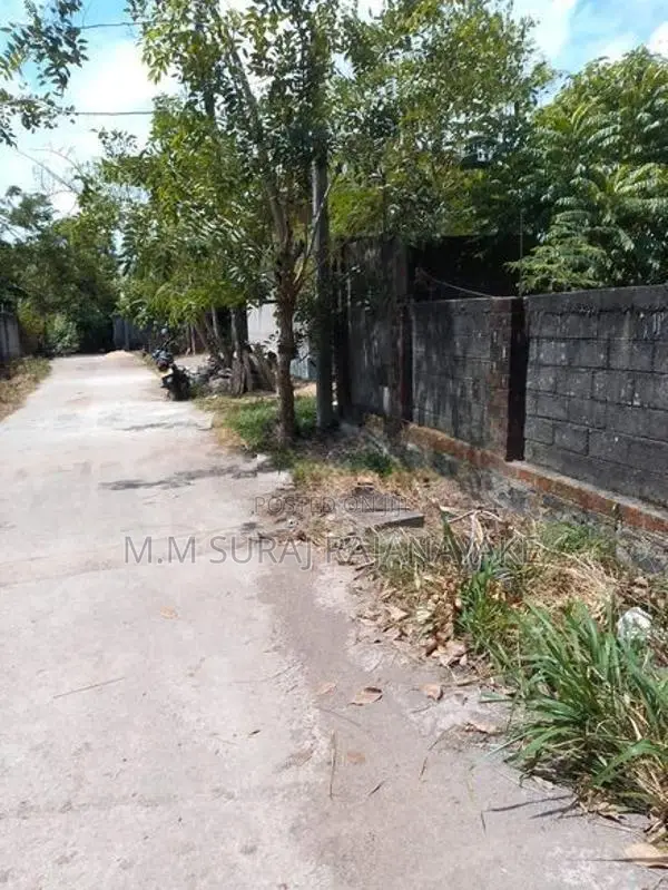 බෝඩිං කාමර 38කින් සමන්විත ඉඩමක් විකිණීමට ඇත.