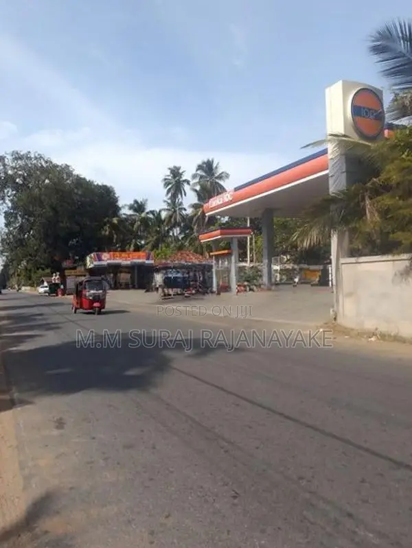 බෝඩිං කාමර 38කින් සමන්විත ඉඩමක් විකිණීමට ඇත.
