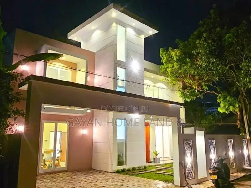 Swimming Pool With Luxury House For Sale In Piliyandala