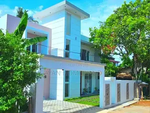 Swimming Pool With Luxury House For Sale In Piliyandala
