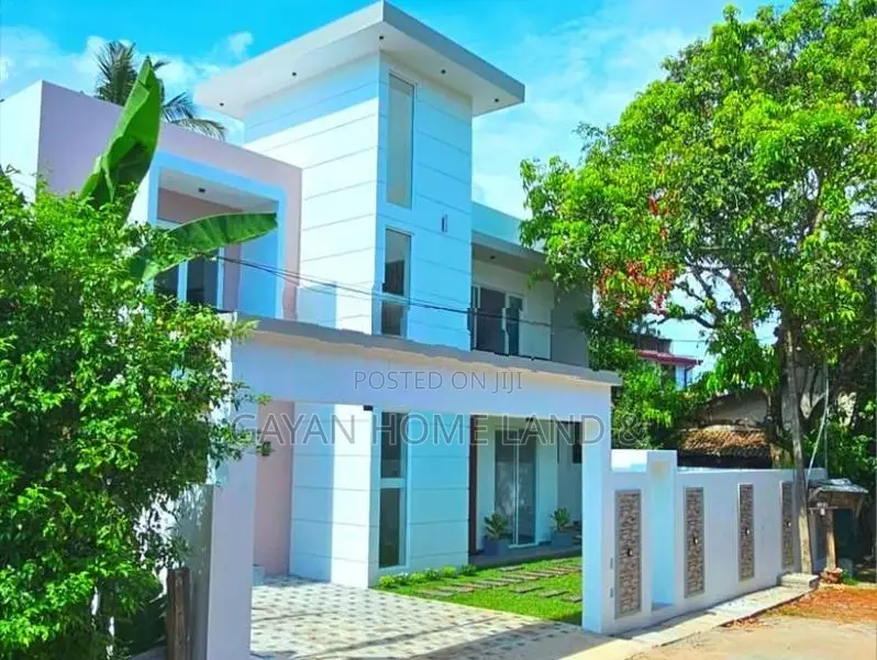 Swimming Pool With Luxury House For Sale In Piliyandala