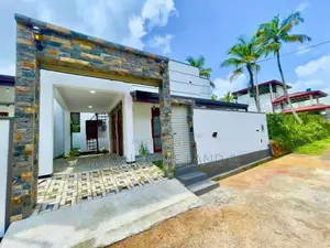රෑෆ්ටොප් එකක් සහිත අලුත්ම නිවසක් විකිණීමට බස් පාර අද්දරින් කිරිවත්තුඩු