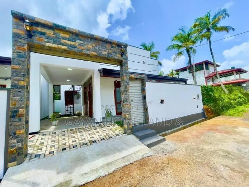 රෑෆ්ටොප් එකක් සහිත අලුත්ම නිවසක් විකිණීමට බස් පාර අද්දරින් කිරිවත්තුඩු