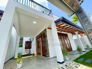 රෑෆ්ටොප් එකක් සහිත අලුත්ම නිවසක් විකිණීමට බස් පාර අද්දරින් කිරිවත්තුඩු