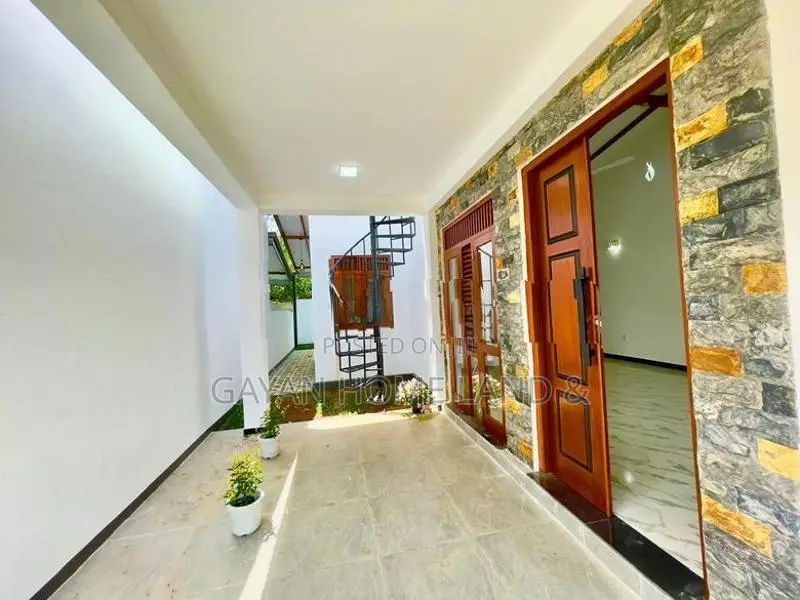 රෑෆ්ටොප් එකක් සහිත අලුත්ම නිවසක් විකිණීමට බස් පාර අද්දරින් කිරිවත්තුඩු