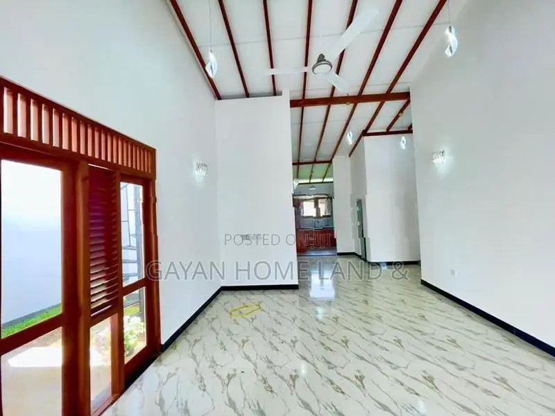 රෑෆ්ටොප් එකක් සහිත අලුත්ම නිවසක් විකිණීමට බස් පාර අද්දරින් කිරිවත්තුඩු