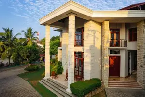 Luxury House with Swimming Pool in Nawala
